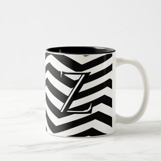 Stylische Schwarz-weiße Zickzack Stripe Monogram C Zweifarbige Tasse (Rechts)
