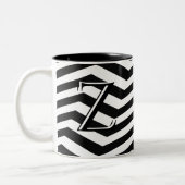 Stylische Schwarz-weiße Zickzack Stripe Monogram C Zweifarbige Tasse (Links)