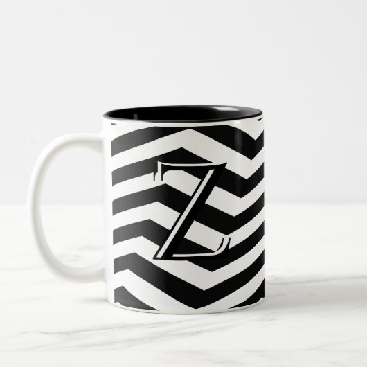 Stylische Schwarz-weiße Zickzack Stripe Monogram C Zweifarbige Tasse (Links)