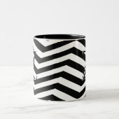 Stylische Schwarz-weiße Zickzack Stripe Monogram C Zweifarbige Tasse (Mittel)