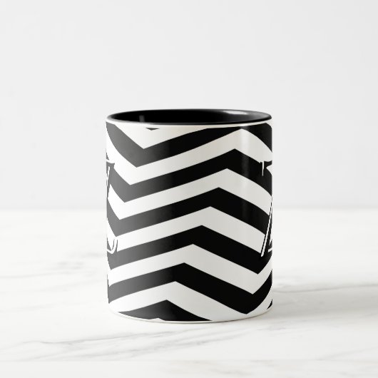Stylische Schwarz-weiße Zickzack Stripe Monogram C Zweifarbige Tasse (Mittel)