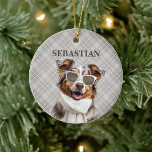 Stylischer Australian Shepherd Hund und kariertes Keramik Ornament
