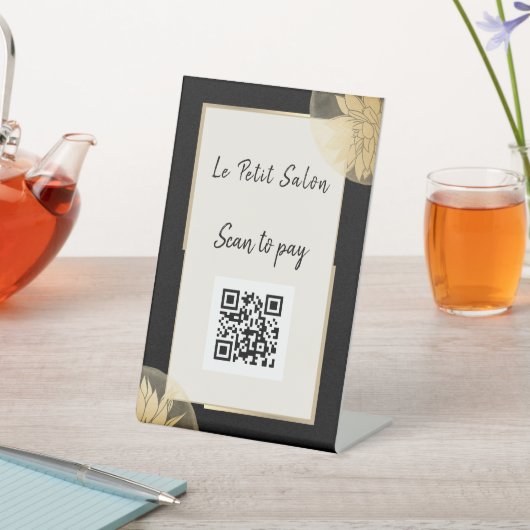 Stylischer Business QR Code Black Gold Scan zu bez Sockelschild (In SItu)