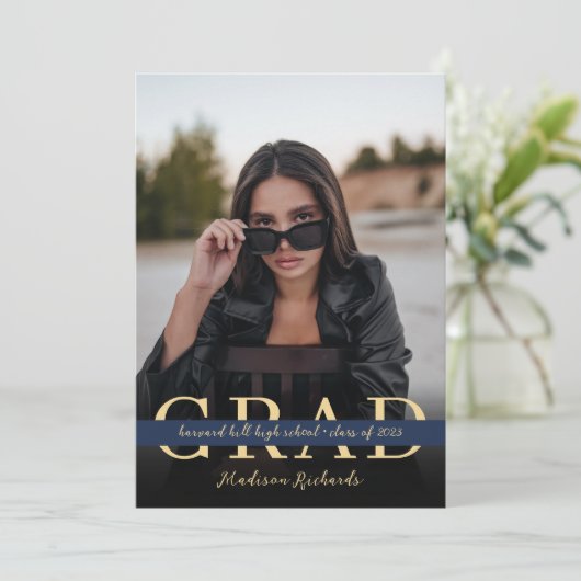 Stylischer Chic Navy Blue and Gold Foto Abschluss Einladung (Stehend Vorderseite)