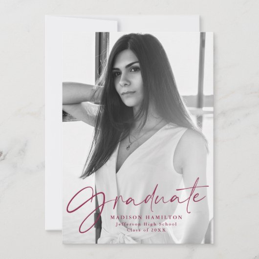 Stylischer Maroon Script Foto Abschluss Ankündigung (Vorderseite)