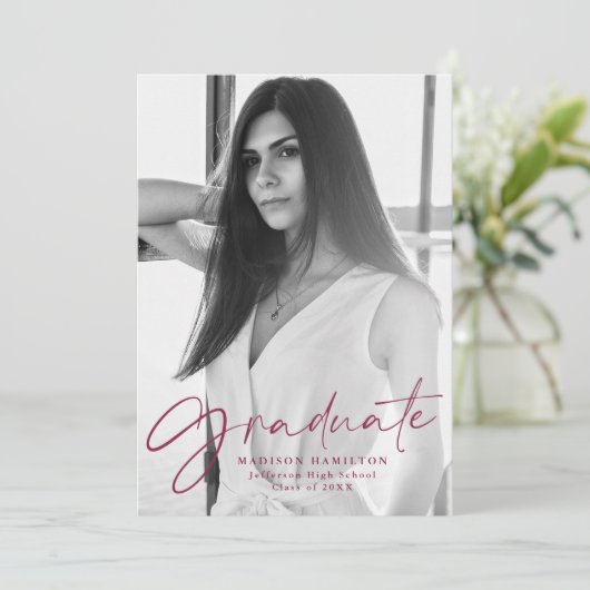 Stylischer Maroon Script Foto Abschluss Ankündigung (Stehend Vorderseite)