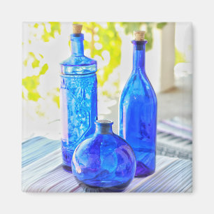 Stylischer schöner Magnet mit 3 blauen Glasflasche