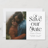 Stylischer Typografie-Foto QR-Code Save the Date (Vorderseite)