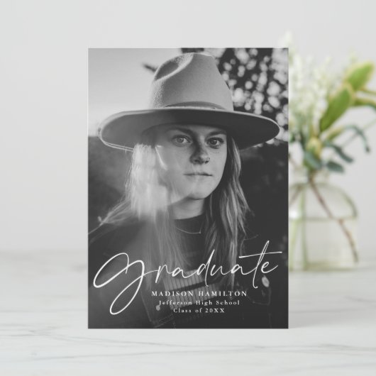 Stylischer White Script Foto Abschluss Ankündigung (Stehend Vorderseite)