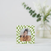 Stylisches Checkered Social Media oder Abschluss F Quadratische Visitenkarte (Stehend Vorderseite)