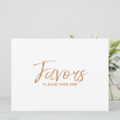 Stylisches Lettered Gold Rose Custom "Favors" Sign Einladung (Stehend Vorderseite)