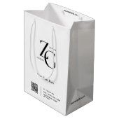 Stylisches Logo | QR Code Business White Mittlere Geschenktüte (Rückseite Schrägansicht)