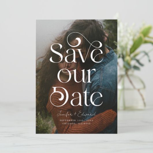 Stylisches Overlay Typografy Foto Save the Date (Stehend Vorderseite)