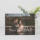Stylisches Skript-Foto-Overlay Save the Date Einladung (Stehend Vorderseite)