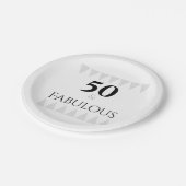 Stylish 50 & Fabulous Typografie Silver Black Pappteller (Schrägansicht)