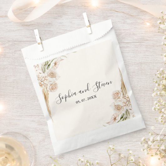Stylish Bohemian Wedding with Soft Beige and Yello Geschenktütchen (Ausgeschnitten)