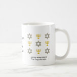 Stylish Custom HANUKKAH Kaffeetasse<br><div class="desc">Stilvolle HAPPY HANUKKAH Kaffee Tasse, die Imitate Gold und Silber STAR OF DAVID und MENORAH in einem gefliesten Muster vor einem schlichten weißen Hintergrund. Text liest HAPPY HANUKKAH mit einem Platzhalter und ist KUNSTBAR, sodass Sie ihn PERSONALISIEREN können, indem Sie Ihren Namen oder einen anderen Text hinzufügen. Das Design wird...</div>