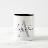 Stylish Custom Monogram Name Script Calligraph Zweifarbige Tasse (Mittel)