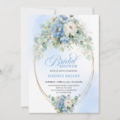 Stylish Dusty Blue Flowers Greenery Bridal Shower Einladung (Vorderseite)