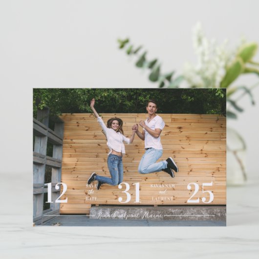 Stylish & Fun Unmatched Wedding Photo Card Save The Date (Stehend Vorderseite)