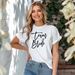 Stylish Lettering Brush Typografy "Team Bride" T-Shirt<br><div class="desc">Trendy und schicke Brautparty Design in einem schönen Skript-Schriftart.</div>