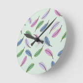 Stylish Pastel Feathers Pattern Runde Wanduhr (Winkel)