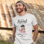Stylish Proud Parent Kintergarten Abschluss T-Shirt<br><div class="desc">Dieses stilvolle Kinderhemd ist perfekt für Eltern,  Tanten,  Onkel,  Brüder,  Schwestern und Großeltern des Abschlusses. Mit einem Foto des Absolventen,  ihren Namen und das Jahr des Abschlusses. Alle Texte können leicht bearbeitet werden,  die Schriftart-Stile können durch Anklicken des entsprechenden Links nach der Personalisierung geändert werden.</div>