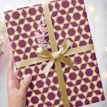 Stylish Star von David Pattern Plum White Gold Geschenkpapier<br><div class="desc">Dieses stilvolle "Star of David"-Muster macht ein schönes Geschenkstück für Familie und Freunde! Ideal, um viele verschiedene Anlässe zu feiern, einschließlich Geburtstage, Hanukkah, Bar oder Bat Mitzvah, neue Zuhause und mehr! Dieses geometrische Umhüllungspapier ist nahtlos in lila Pflaumen, weiß und goldfarben. Die Farbe des blauen Hintergrunds kann ebenfalls angepasst werden....</div>