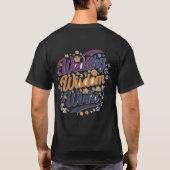 "Stylish Wealthy Wisdom Winks T-Shirt - typografis (Rückseite)
