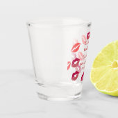 Stylishes Abschiednehmen von der Brautjungfer mit  Schnapsglas (Links)