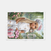 Stylishes Mädchen im Garten mit Geschenk und Vogel Fleecedecke (Vorderseite (Horizontal))