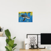 Stylisierte Kemp's Ridley Sea Turtle mit Sargassum Poster (Heimbüro)