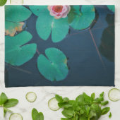 Stylisierte Pink Water Lily Blume Pflanze Teich Geschirrtuch (Gefaltet)