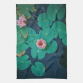 Stylisierte Pink Water Lily Blume Pflanze Teich Geschirrtuch (Vertikal)
