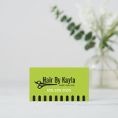 Stylist des Friseursalons mit grüner Ernennung Terminkarte (Stehend Vorderseite)