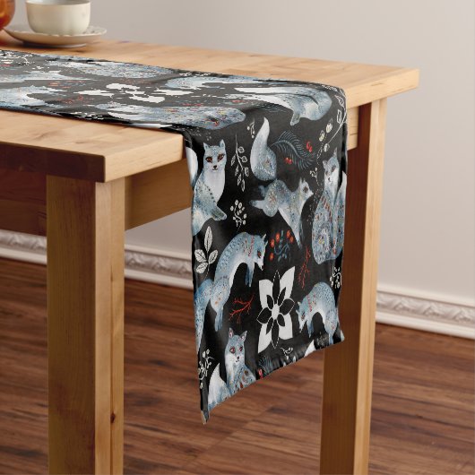 Stylized blue foxes with intricate floral designs Kurzer Tischläufer (Beispiel)