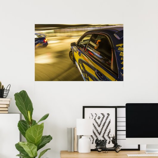 Subaru fährt auf einem Untergrund-Parkplatz Poster (Heimbüro)