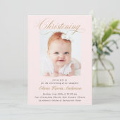 Subtile Cross Dusty Pink Script Christening Foto Einladung (Stehend Vorderseite)