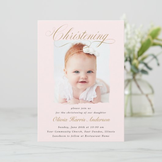 Subtile Cross Dusty Pink Script Christening Foto Einladung (Stehend Vorderseite)