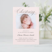 Subtile Cross Dusty Pink Script Christening Foto I Einladung (Stehend Vorderseite)