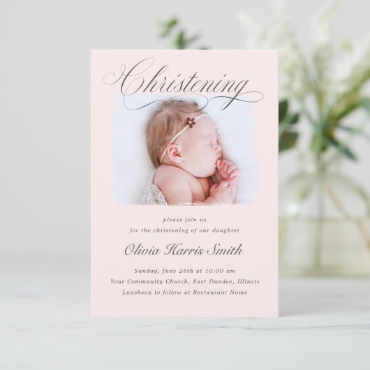 Subtile Cross Dusty Pink Script Christening Foto I Einladung (Stehend Vorderseite)