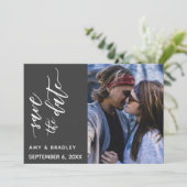 Subtile Elegante Typografie Schwarzer Text Save th The Date (Stehend Vorderseite)