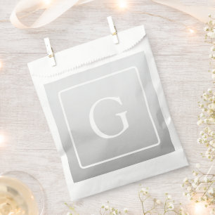 Subtile hellgraue Gradient Surname Monogram Geschenktütchen