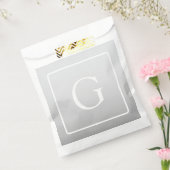 Subtile hellgraue Gradient Surname Monogram Geschenktütchen (Versiegelt)