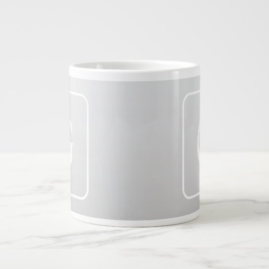 Subtile hellgraue Gradient Surname Monogram Jumbo-Tasse (Vorderseite)