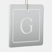 Subtile hellgraue Gradient Surname Monogram Keramikornament (Rechts)
