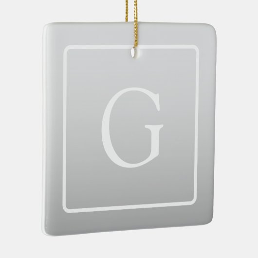 Subtile hellgraue Gradient Surname Monogram Keramikornament (Rechts)