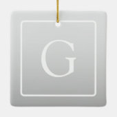 Subtile hellgraue Gradient Surname Monogram Keramikornament (Rückseite)