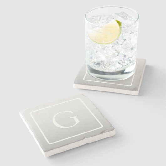 Subtile hellgraue Gradient Surname Monogram Steinuntersetzer (Seitenansicht)