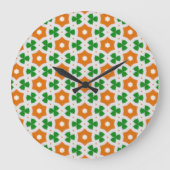 Subtile Irish Orange und Green Geometric Kleeblatt Große Wanduhr (Vorderseite)